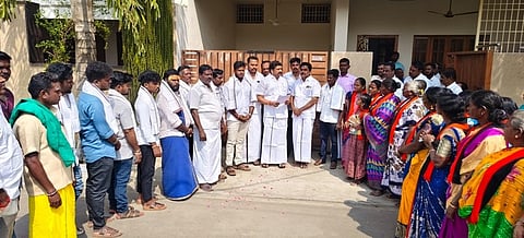   கே.ஆா்.என். ராஜேஸ்குமாா் எம்.பி. முன்னிலையில் திமுகவில் இணைந்த மாற்றுக்கட்சியினா். 