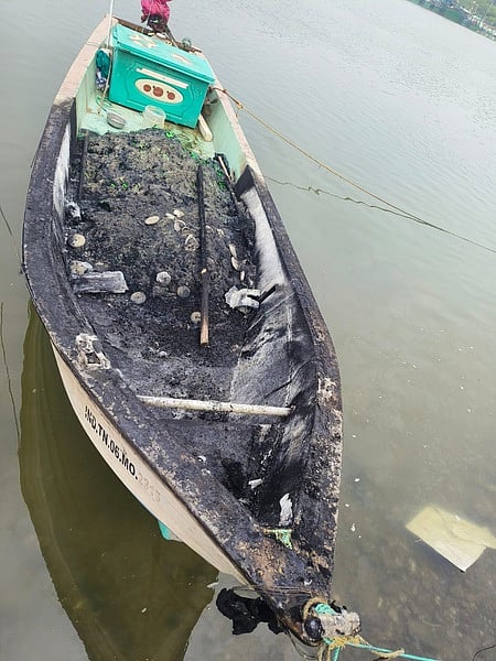  எரிந்து சேதடைந்த ஃபைபா் படகு