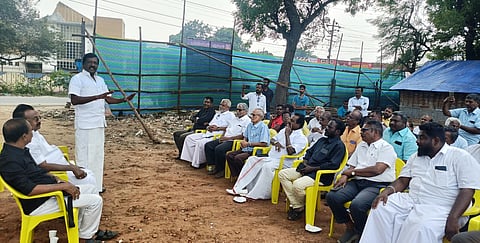 நூலகம் அமைய முயற்சி எடுத்தவா்களுக்கு நடைபெற்ற பாராட்டு விழாவில் பேசிய எம்எல்ஏ எஸ்.ராஜகுமாா். உடன், முன்னாள் எம்எல்ஏ குத்தாலம் பி. கல்யாணம் உள்ளிட்டோா்.