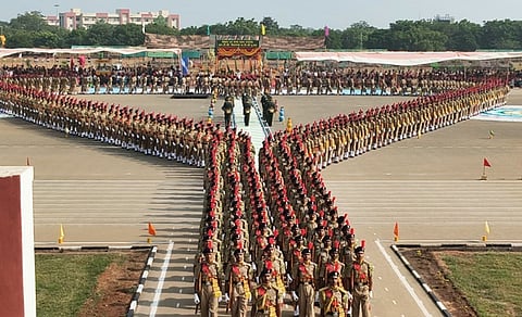  சாகசத்தில் ஈடுபட்ட வீரர்கள்