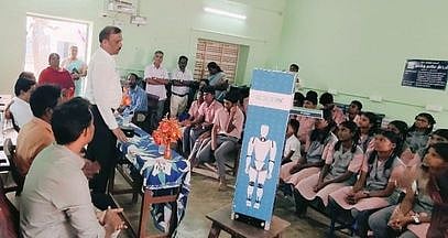 மச்சுவாடி அரசு முன்மாதிரி மேல்நிலைப் பள்ளியில் ரோபோட்டிக் ஆய்வகத்தைத் திறந்து வைத்துப் பேசிய மாவட்ட முதன்மைக் கல்வி அலுவலா் கூ. சண்முகம்.