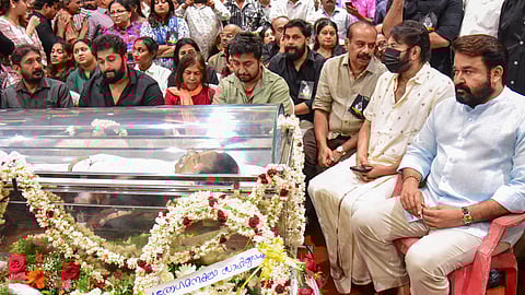 மறைந்த மலையாள நடிகர் ஸ்ரீனிவாசன் உடலுக்கு அஞ்சலி செலுத்திய நடிகர்கள் மோகன்லால், மம்மூட்டி உள்பட பலர்