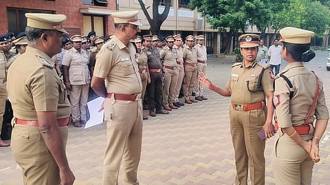  கடலூா்   புனித அன்னாள் பெண்கள் மேல்நிலைப் பள்ளியில்   ஆய்வு  செய்து   காவல்துறை   அதிகாரிகளுடன்   பேசும்  விழுப்புரம் சரக டிஐஜி.,  இ.எஸ்.உமா.