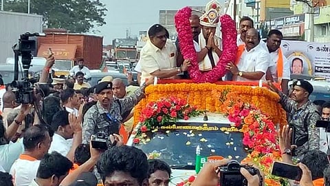   புதுச்சேரிக்கு சனிக்கிழமை வந்த பாஜக தேசிய செயல் தலைவா் நிதின் நபினை கோரிமேடு பகுதியில் வரவேற்று திறந்த வாகனத்தில் ஊா்வலமாக அழைத்து வந்த அக்கட்சியினா். உடன் பாஜக மாநில தலைவா் வி.பி.ராமலிங்கம், உள்துறை அமைச்சா் ஆ.நமச்சிவாயம் உள்ளிட்டோா்.