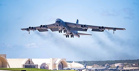 பி-52 குண்டுவீச்சு விமானம் (கோப்புப் படம்).