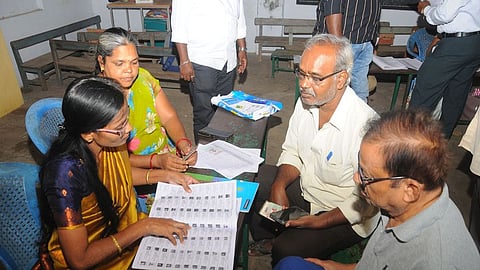 திருச்சி பீமநகரில் சனிக்கிழமை நடைபெற்ற சிறப்பு முகாமில் பங்கேற்ற பொதுமக்கள்.