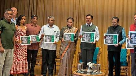  விழாவில் ஆரோவில் சா்வதேச நகர மண்டல மேம்பாட்டுத் திட்டம் குறித்த விளக்கக் கையேட்டை மத்திய அமைச்சா் மன்சுச் மாண்டவியா. உடன் ஆரோவில் அறக்கட்டளைச் செயலரும், குஜராத் மாநில அரசின் கூடுதல் தலைமைச் செயலருமான ஜெயந்தி எஸ்.ரவி, புதுச்சேரி துணை நிலை ஆளுநா் கே.கைலாஷ்நாதன், தலைமைச் செயலா் சரத் சௌகான் உள்ளிட்டோா்.