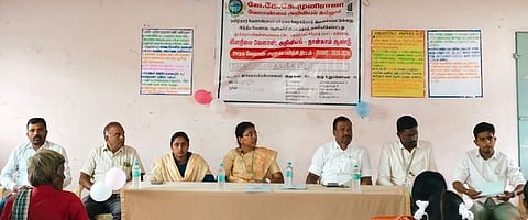 ஊரக வேளாண் சிறப்பு பயிற்சி தொடக்க விழாவில் பங்கேற்ற வேளாண், தோட்டக்கலைத் துறை அலுவலா்கள், ஜே.கே.கே.முனிராஜா வேளாண்மைக் கல்லூரி பேராசிரியா்கள்.