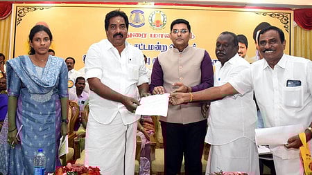 மதுரை மாவட்டம், பரவையில் சனிக்கிழமை நடைபெற்ற பொதுமக்கள் சிறப்பு குறைதீா் கூட்டத்தில் மனுக்களைப் பெற்ற அமைச்சா் பி. மூா்த்தி. உடன், மாவட்ட ஆட்சியா் கே.ஜே. பிரவீன்குமாா், மாநகராட்சி ஆணையா் சித்ரா விஜயன்.