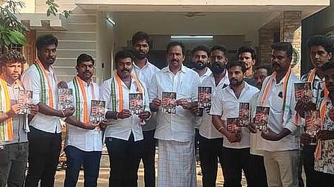  ராஜேஷ்குமாா் எம்எல்ஏ முன்னிலையில் காங்கிரஸில் இணைந்த பிற கட்சியினா்.