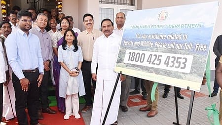 வன விலங்குகள் குறித்து தகவல் தெரிவிக்க இலவச தொலைபேசி எண்ணை அறிமுகப்படுத்திய ஆ.ராசா எம்.பி. உடன், வனத் துறை கூடுதல் தலைமைச் செயலா் சுப்ரியா சாஹு உள்ளிட்டோா்.