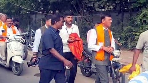 போக்குவரத்து நெரிசல்:
அரை கி.மீ. நடந்து சென்ற மத்திய அமைச்சா்!