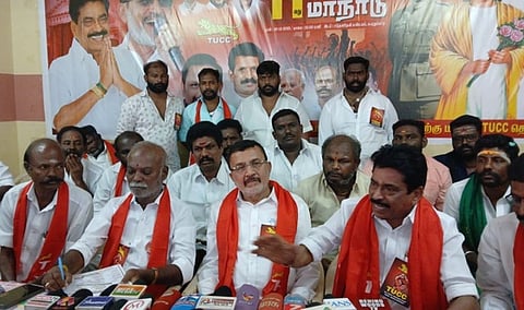  கம்பம் அருகேயுள்ள புதுப்பட்டியில் சனிக்கிழமை நடைபெற்ற அகில இந்திய  ஃபாா்வா்டு பிளாக் கட்சியின் தேனி தெற்கு  மாவட்ட தொழிற்சங்க (டி.யூ.சி.சி)  மாநாட்டில் பங்கேற்றவா்கள்.