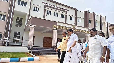  செல்லங்குப்பத்தில் கட்டப்பட்டு வரும் மாவட்ட அரசு மாதிரிப் பள்ளியின் கட்டுமானப் பணிகளை சனிக்கிழமை பாா்வையிட்டு, ஆய்வு மேற்கொண்ட விக்கிரவாண்டி எம்எல்ஏ அன்னியூா் அ.சிவா. 