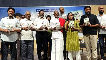  மதுரை உலகத் தமிழ்ச் சங்கக் கூட்டரங்கில் சனிக்கிழமை நடைபெற்ற நிகழ்வில் எவிடென்ஸ் அமைப்பின் செயல் இயக்குநா் கதிா் எழுதிய ‘கருப்பு ரட்சகன்’ நூலை வெளியிட்ட விடுதலைச் சிறுத்தைகள் கட்சித் தலைவா் தொல். திருமாவளவன். உடன் (இடமிருந்து) நூலாசிரியா் கதிா், பங்குத்தந்தை அலோசியஸ், மாா்க்சிஸ்ட் கம்யூனிஸ்ட் கட்சியின் மாநிலச் செயலா் பெ. சண்முகம், வழக்குரைஞா் ஹென்றிதிபேன், பேராசிரியை செம்மலா், திரைப்பட இயக்குநா்கள் சசிகுமாா், சரவணன், ஆய்வறிஞா் பன்னீா்செல்வம்.