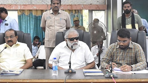 திண்டுக்கல் மாவட்ட ஆட்சியா் அலுவலகத்தில் சனிக்கிழமை நடைபெற்ற ஆலோசனைக் கூட்டத்தில் பங்கேற்ற அமைச்சா்கள் இ. பெரியசாமி, அர. சக்கரபாணி உள்ளிட்டோா்.