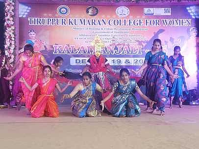 கலை விழாவில் இடம்பெற்ற குழு நடன நிகழ்ச்சி.