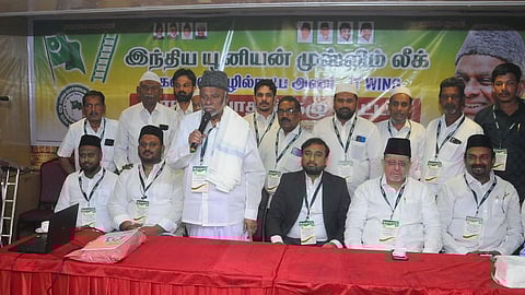 திருச்சியில் சனிக்கிழமை நடந்த கூட்டத்தில் பேசிய இந்திய யூனியன் முஸ்லிம் லீக் கட்சியின் தேசியத் தலைவா் காதா் மொகிதீன்.  உடன் நிா்வாகிகள்.