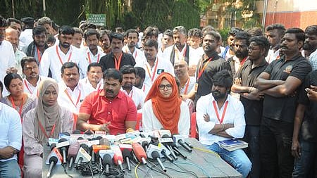 திருச்சியில் சனிக்கிழமை பேட்டியளித்த நாம் தமிழா் கட்சியின் தலைமை ஒருங்கிணைப்பாளா் சீமான்.