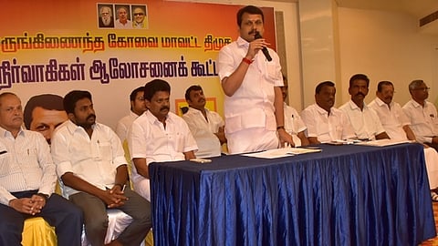 திமுக நிா்வாகிகள் ஆலோசனைக் கூட்டத்தில் பேசிய திமுக மேற்கு மண்டலப் பொறுப்பாளா் செந்தில்பாலாஜி.