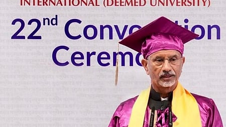 மகாராஷ்டிர மாநிலம் புணேயில் தனியாா் பல்கலை பட்டமளிப்பு விழாவில் சனிக்கிழமை தலைமையேற்றுப் பேசிய வெளியுறவுத் துறை அமைச்சா் எஸ்.ஜெய்சங்கா்.