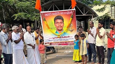  விழுப்புரம் மாவட்ட ஆட்சியரகம் எதிரே முருக பக்தா் பூா்ணசந்திரன் படத்தை வைத்து மோட்ச தீபம் ஏற்றி அஞ்சலி செலுத்திய இந்து முன்னணியினா். 