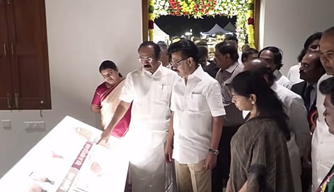 அருங்காட்சியகத்தை பார்வையிடும் முதல்வர் ஸ்டாலின். 