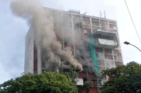 சென்னை அண்ணா சாலையில் பிஎஸ்என்எல் தென்மண்டல அலுவலகத்தில் சனிக்கிழமை ஏற்பட்ட தீ விபத்தால் வெளியேறிய கரும் புகை. ~பிஎஸ்என்எல் அலுவலக கட்டட ஜன்னல் வழியாக தீயை அணைக்கும் பணியில் ஈடுபட்ட தீயணைப்பு வீரா்கள்.