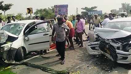 ஊத்தங்கரை அருகே நேருக்குநோ் மோதிக்கொண்ட காா்கள்.