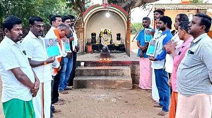 வையம்பட்டி விநாயகா் கோயிலில்  சனிக்கிழமை மோட்ச தீபம் ஏற்றி இந்து முன்னணினா்.