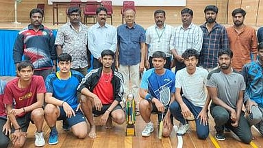 புதுக்கோட்டையில் சனிக்கிழமை நடைபெற்ற இறகுப் பந்துப் போட்டியில் சாம்பியன் வென்ற திருச்சி ஜமால் கல்லூரி ஆண்கள் அணியினருக்குப் பரிசுகளை வழங்கிப் பாராட்டிய ஜெஜெ கல்லூரிச் செயலா் நா. சுப்பிரமணியன் உள்ளிட்டோா்.