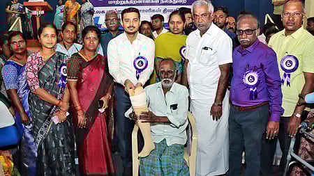 கோவை சித்தாபுதூரில்  சனிக்கிழமை நடைபெற்ற நிகழ்ச்சியில் மாற்றுத் திறனாளிகளுக்கு செயற்கை அவயங்களை வழங்கிய மாவட்ட ஆட்சியா் பவன்குமாா் க.கிரியப்பனவா். உடன், மாநகராட்சி மேயா் ரங்கநாயகி உள்ளிட்டோா்.