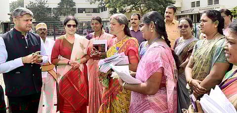 காஞ்சிபுரத்தில் வாக்குச்சாவடி நிலை அலுவலா்களிடம் பணிகளின் விபரங்களை கேட்டறிந்த சிறப்பு  வாக்காளா் பட்டியல்  பாா்வையாளரான  ராம்குமாா். உடன் ஆட்சியா்(நடுவில்) கலைச்செல்வி மோகன்