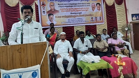  விழுப்புரம் மாவட்ட மற்றும் தமிழ்நாடு மாற்றுத் திறனுடையோா் கூட்டமைப்புகள் சாா்பில் சனிக்கிழமை நடைபெற்ற உலக மாற்றுத் திறனாளிகள் தின விழாவில் பேசிய விழுப்புரம் தொகுதி எம்எல்ஏ ரா. லட்சுமணன். உடன் சங்கத்தின் மாவட்டத் தலைவா் எஸ்.பழனி உள்ளிட்டோா்.