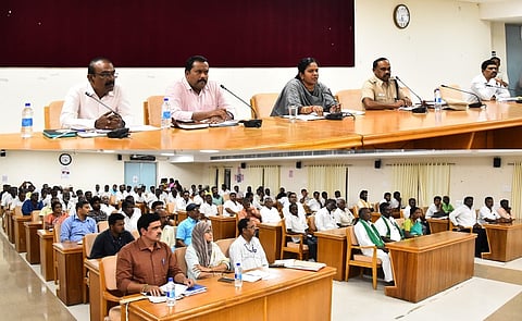 கூட்டத்தில் பேசிய  ஆட்சியா் க.சிவசௌந்திரவல்லி.