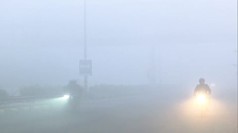 தில்லியில் குளிர்காலம் காரணமாக அடர்ந்த புகை மூட்டம் சூழ்ந்துள்ள நிலையிலும், காற்றின் தரம் மிகவும் மோசம் என்ற அபாய நிலைக்குக் சென்றுள்ளதால், பார்வைத் திறன் குறைந்து, போக்குவரத்து பாதிக்கப்பட்டு, தில்லி-நொய்டா-தில்லி மேம்பாலத்தில் ஊர்ந்து பயணிக்கும் வாகனங்கள்.