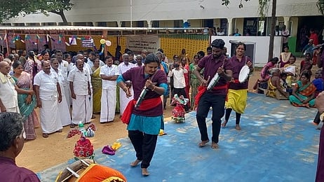 தரகம்பட்டியில் சனிக்கிழமை கலை நிகழ்ச்சி நடத்திய நாட்டுப்புற தெம்மாங்கு கோலாட்ட கலைக் குழுவினா்