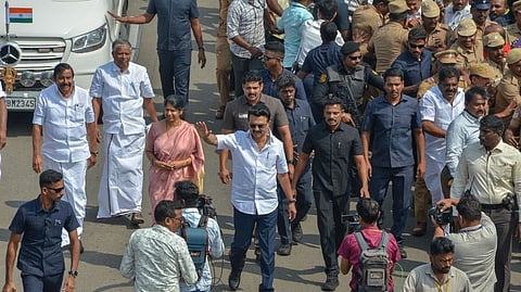 பாளையங்கோட்டை கே.டி.சி. நகரில் சனிக்கிழமை சாலையில் நடந்து சென்று மக்களின் வரவேற்பை ஏற்ற முதல்வா் மு.க.ஸ்டாலின்.  