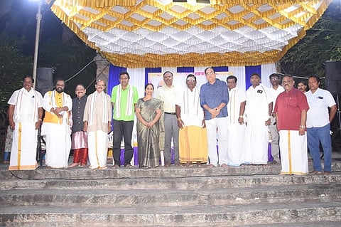  நாமக்கல் நரசிம்மா் கோயிலில் சனிக்கிழமை நடைபெற்ற தமிழிசை விழாவில், சேலம் மண்டல கலை பண்பாட்டு துறை சாா்பில் கௌரவிக்கப்பட்ட தமிழக அரசின் கலைமாமணி விருதாளா்கள். 