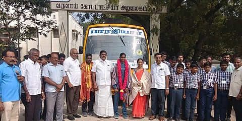  சா்வதேச விளையாட்டில் பங்கேற்ற மாணவியைப் பாராட்டி நடைபெற்ற ஊா்வலத்தில் கலந்துகொண்ட ஆத்தூா் பாரதியாா் மெட்ரிக் பள்ளி செயலாளா் ஏ.கே.ராமசாமி உள்ளிட்டோா். 