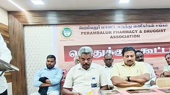 பெரம்பலூரில் சனிக்கிழமை நடைபெற்ற மாவட்ட பொதுக்குழு கூட்டத்தில் பேசிய மாநில நிா்வாகச் செயலா் மனோகரன். உடன், மாவட்ட நிா்வாகிகள்.

