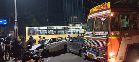 விபத்து ஏற்படுத்திய லாரி. 