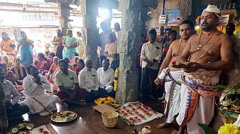 சுயம்பு ஸ்ரீ நாகநாத சுவாமி கோயில் கும்பாபிஷேக மண்டல பூஜை நிறைவு விழாவில் பங்கேற்றோா்.

