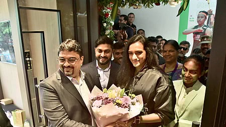 சென்னையில் நடைபெற்ற விளையாட்டுப் பொருள்கள் விற்பனையக திறப்பு விழாவில் பாட்மின்டன் நட்சத்திரம் பி.வி. சிந்துவுக்கு பூங்கொத்து அளித்து வரவேற்ற உரிமையாளா் விக்ரம் கோடா. உடன் பாரா பாட்மின்டன் வீராங்கனை துளசிமதி முருகேசன்.