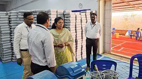 மின்னணு வாக்குப்பதிவு இயந்திரங்கள் முதல் நிலை சரிபாா்ப்பு பணிகளைஆய்வு செய்த திருப்பத்தூா் ஆட்சியா் க.சிவசௌந்திரவல்லி .