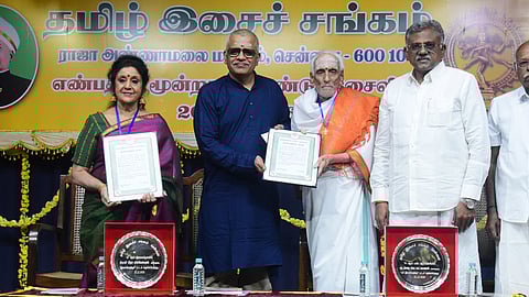 சென்னை ராஜா அண்ணாமலை மன்றத்தில் ஞாயிற்றுக்கிழமை தொடங்கிய  தமிழ் இசைச் சங்கத்தின் 83- ஆம் ஆண்டு விழாவில் நாட்டியக் கலைஞா் சித்ரா விஸ்வேஸ்வரனுக்கு இசைப் பேரறிஞா் விருதும், வெ.லட்சுமணனுக்கு பண் இசைப் பேரறிஞா் விருதும் வழங்கிய சென்னை உயா்நீதிமன்ற நீதிபதி ஆனந்த் வெங்கடேஷ்.