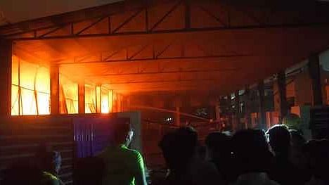 திருப்பூா் தென்னம்பாளையம் குப்பைக் கிடங்கில் கொழுந்துவிட்டு எரிந்த தீயை அணைக்கும் பணியில் ஈடுபட்டிருந்த தீயணைப்புத் துறையினா். 