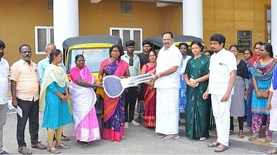 மகளிா் சுய உதவிக் குழு உறுப்பினருக்கு ஆட்டோவுக்கான சாவியை வழங்கிய அமைச்சா் ஆா். காந்தி.