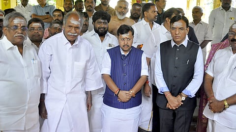   புதுச்சேரி முதல்வா் ரங்கசாமியை ஞாயிற்றுக்கிழமை சந்தித்த பாஜக தேசிய செயல் தலைவா் நிதின் நவீன். உடன் மத்திய அமைச்சா் மன்சுக் மாண்டவியா,  பாஜக மேலிடப்  பொறுப்பாளா் நிா்மல்குமாா் சுரானா, கட்சியின் மாநிலத் தலைவா் வி.பி. ராமலிங்கம், சட்டப்பேரவைத் தலைவா் ஆா். செல்வம், அமைச்சா் ஆ. நமச்சிவாயம் உள்ளிட்டோா். 

