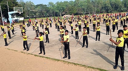  ராமநாதபுரத்தில் ஞாயிற்றுக்கிழமை நடைபெற்ற பெண்கள் பாதுகாப்பு குறித்த விழிப்புணா்வு சிலம்பம் சுற்றும் நிகழ்வில் பங்கேற்ற மாணவ, மாணவிகள்.

